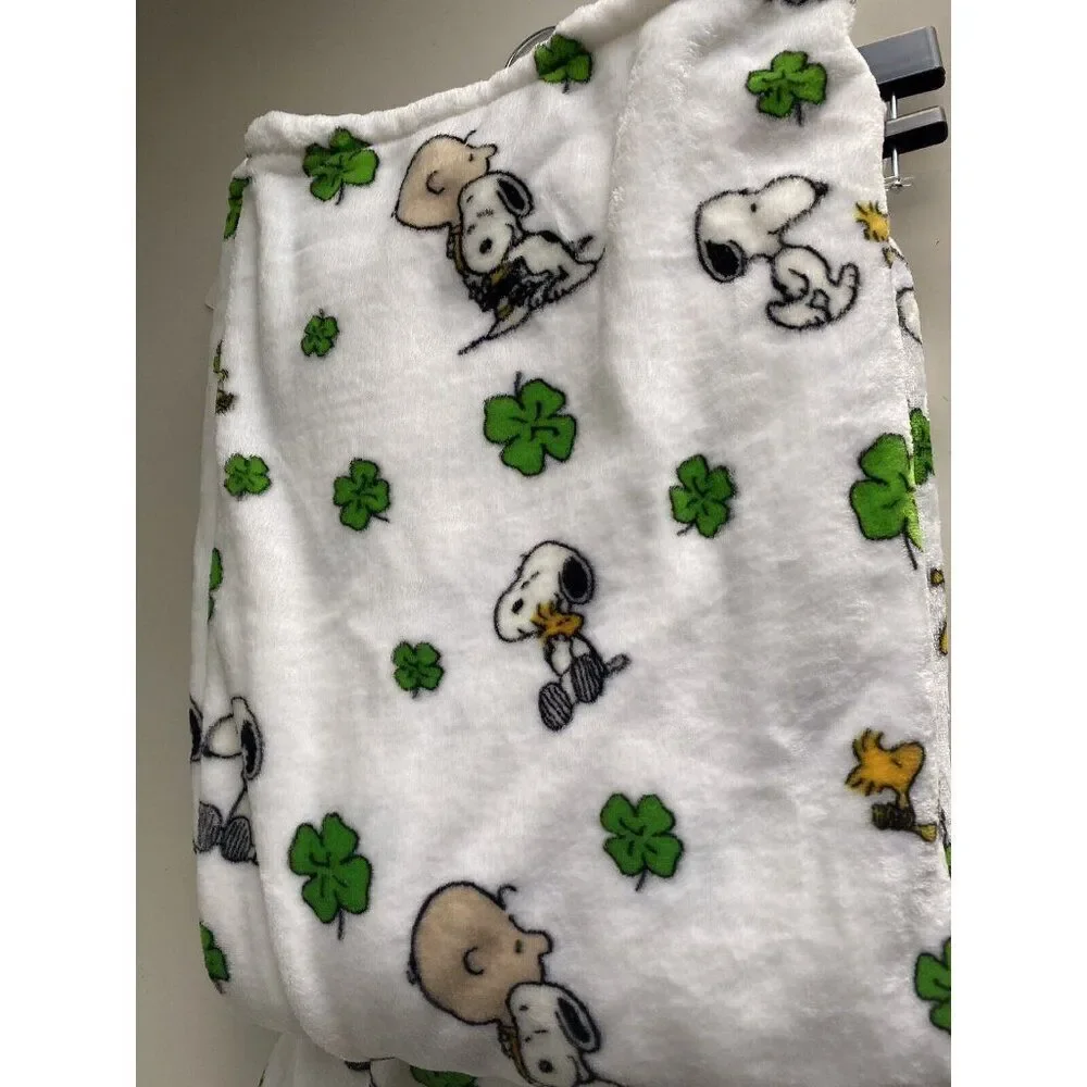 Peanuts Snoopy Charlie‎ Brown St Patricks Day Shamrock Plush Throw Blanket Soft